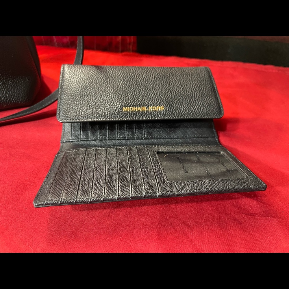 Michael Kors wallet perfect condition like brand new. No flows